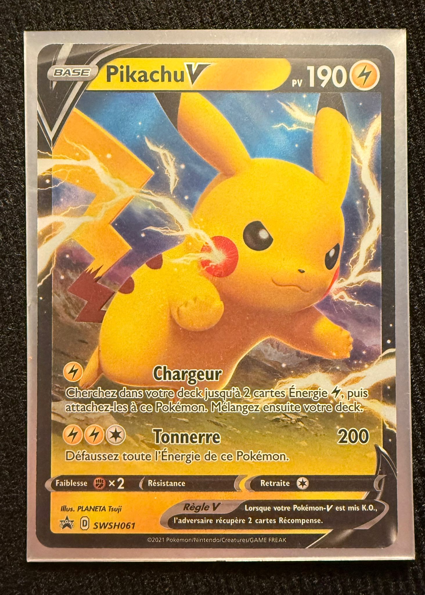 Pikachu V SWSH061 – Carte Pokémon Ultra Rare Holo – État Neuf (Near Mint)