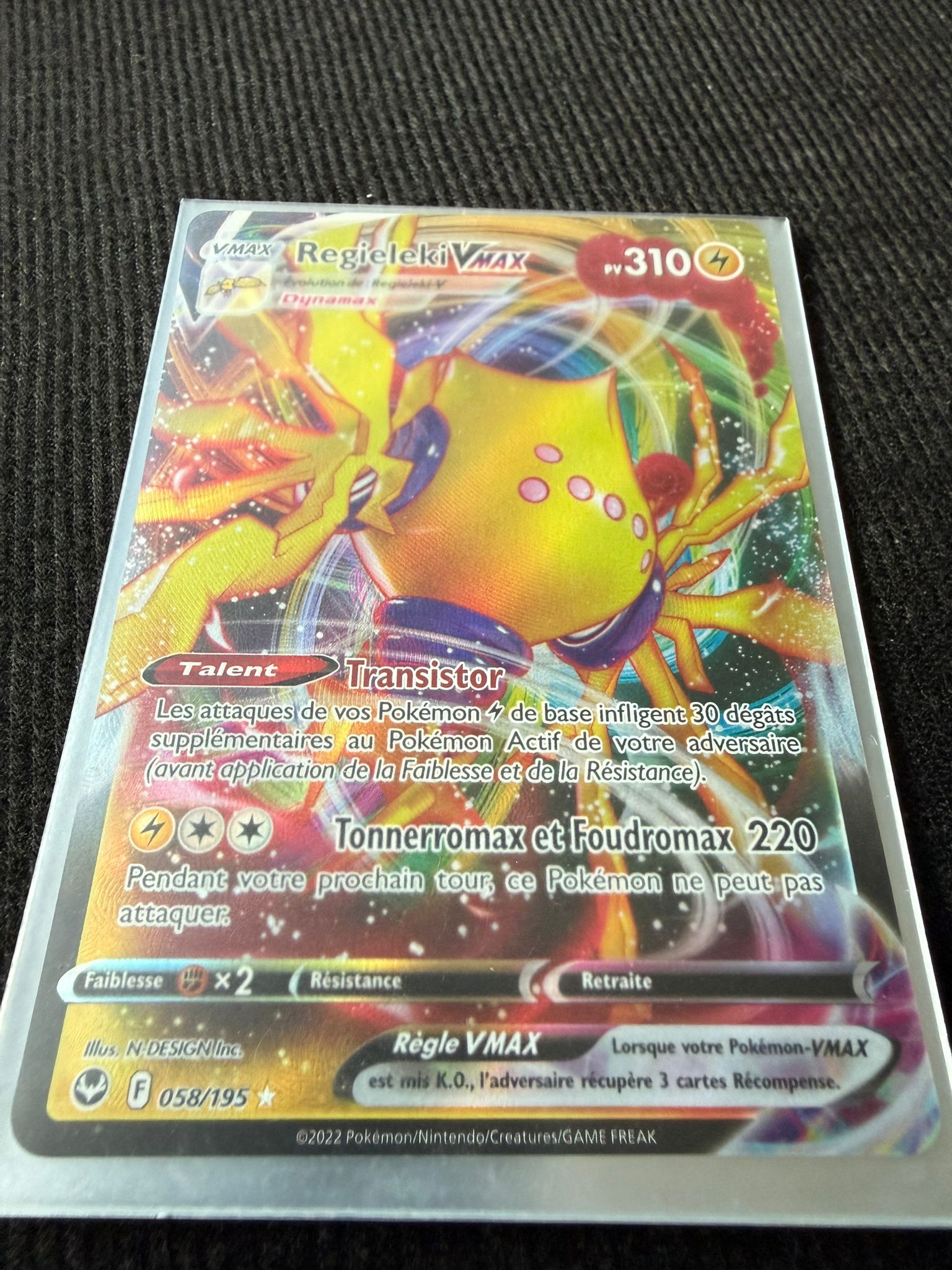 Regieleki VMAX 058/195 – Carte Pokémon Ultra Rare Holo – État Near Mint